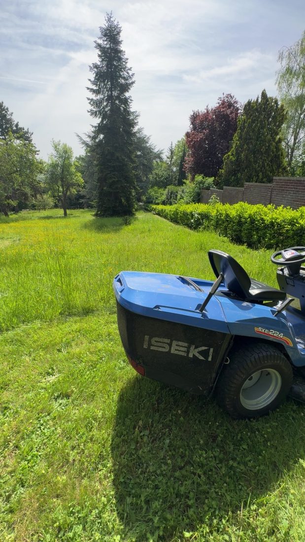 Tonte de pelouse à l'autoportée dans un grand jardin à Champagne-sur-Oise